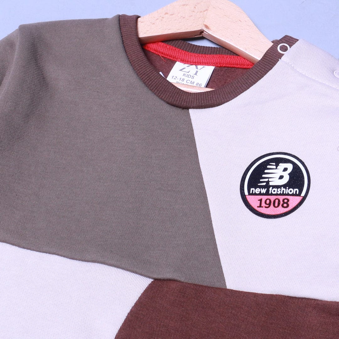 Sweatshirt with “New Fashion 1908” Print – Minimal & Trend