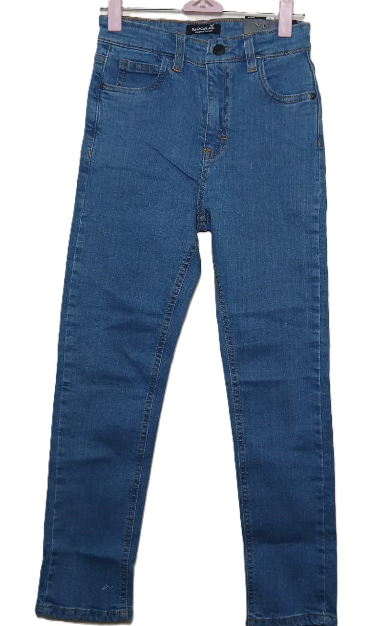 Classic Light Blue Jeans – Timeless Everyday Wear